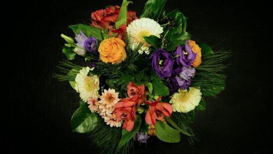 A floral arrangement for Gratitud blog post on rosaemilia