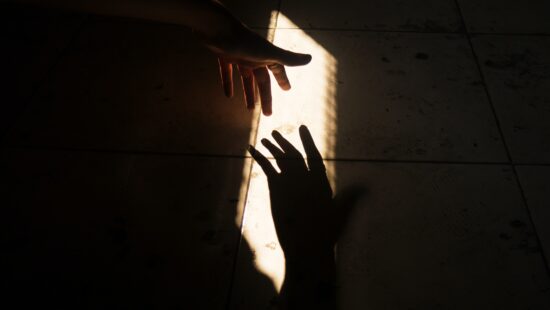 two Hands in front of a window appearing as a shadow. For the blog post on RosaEmilia titled Ninguno Es Como Fue.
